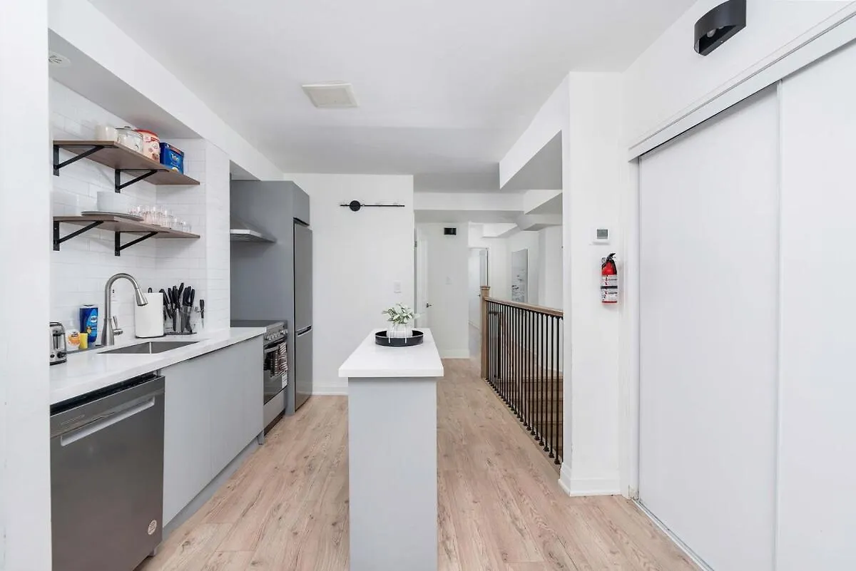 Modern Family Escape In Vibrant Ossington Apartment Toronto 0*,  Canada