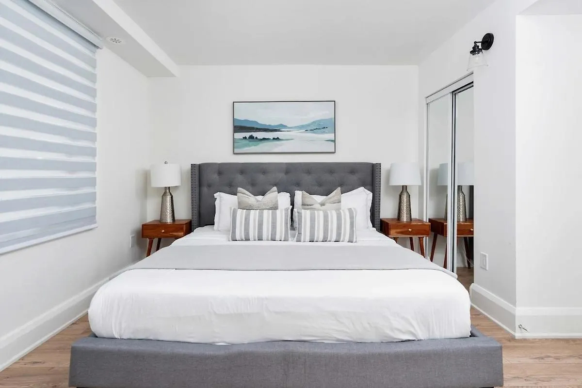 Modern Family Escape In Vibrant Ossington Apartment Toronto